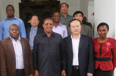 坦桑尼亞總統(tǒng)與鑫海董事長合影留念 坦桑尼亞總統(tǒng)與鑫海董事長合影留念